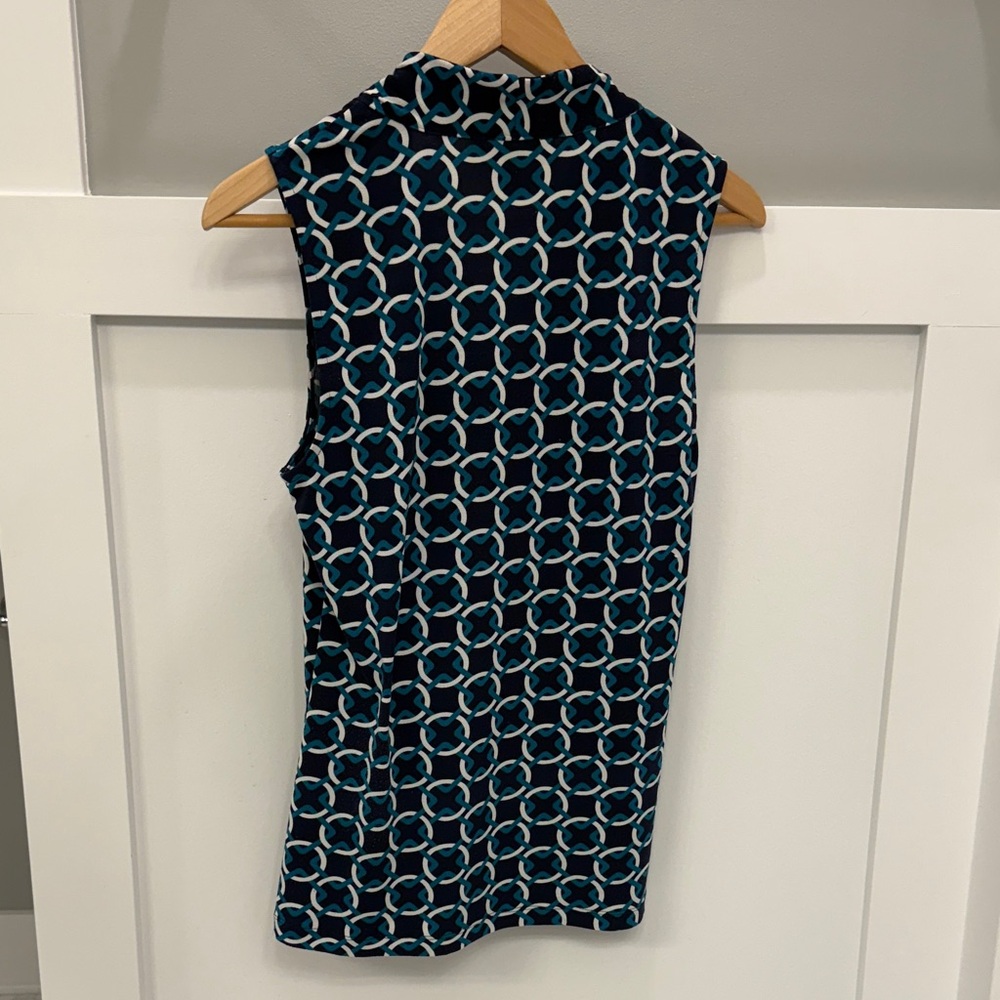 Banana Republic Navy and White Sleeveless Blouse - Picture 3 of 3